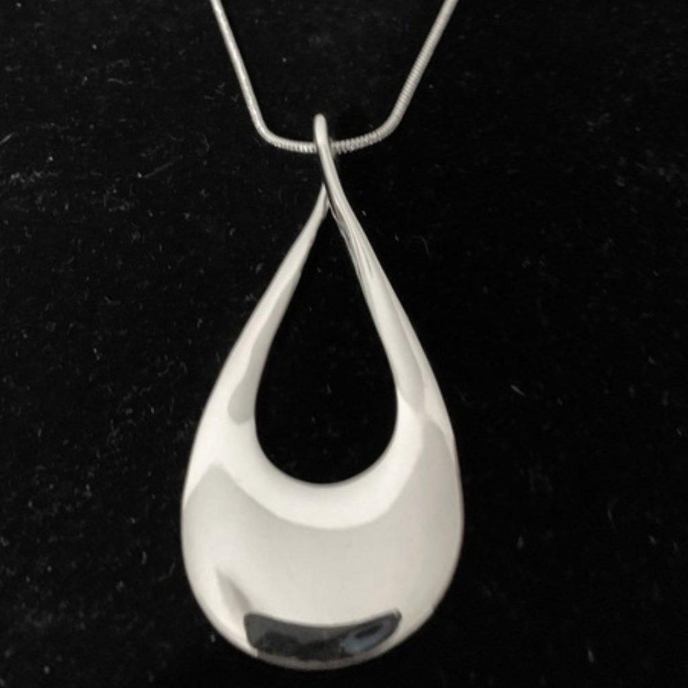 Bay to Baubles (Stitchfix) Necklace Silver Tone Teardrop Pendant NWT Mint M622